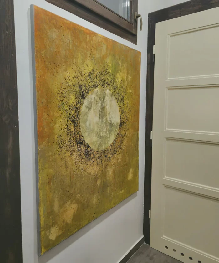 abstraktní obraz SLUNCE, kruh 100x120cm od autorka -Hanele - pohled na zdi ze strany
